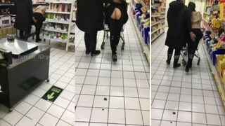 推特紅人綠帽大神帶美嬌妻在國内某大型超市内真空露出讓别的男人摸臀停車場内啪啪啪